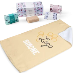 Cadeauset met gepersonaliseerde gastenhanddoekje en 3 zepen
