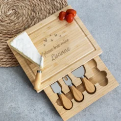 Gegraveerde houten snijplank met kaasmesjes