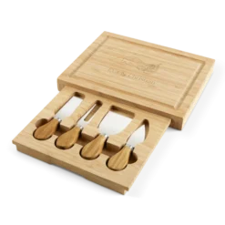 Gegraveerde houten snijplank met kaasmesjes